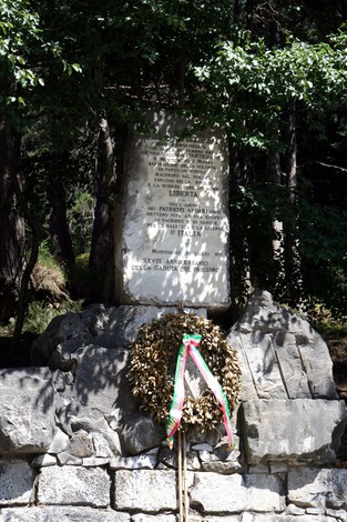 Monumento ai Patrioti Apuani, dedicato alla memoria e alla libertà, immerso nel verde.