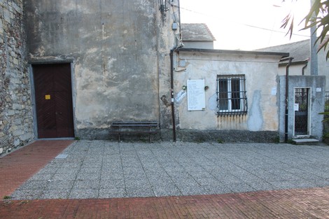 Lapide di Sant'Antonin affissa su un muro in un ambiente rustico e tranquillo.
