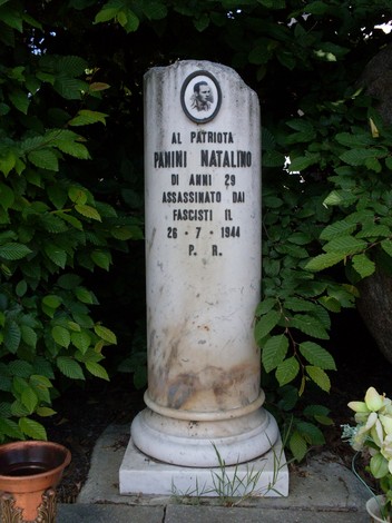 Cippo commemorativo dedicato al patriota Panini Natalino, assassinato dai fascisti nel 1944.