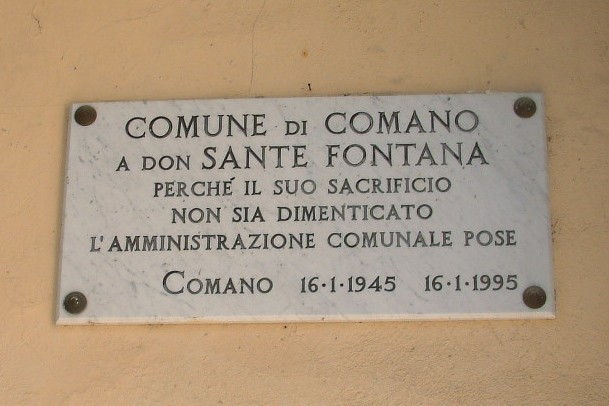 Lapide commemorativa a Don Sante Fontana, posta dal Comune di Comano per onorare il suo sacrificio.