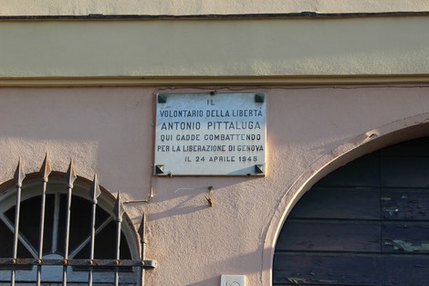 Lapide commemorativa dedicata ad Antonio Pittaluga, eroico volontario della libertà, situata in un edificio.