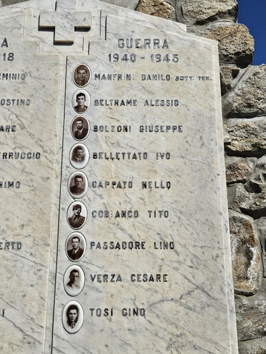 Monumento ai Caduti di Magnolina, con nomi incisi in una targa commemorativa dedicata ai caduti della guerra.