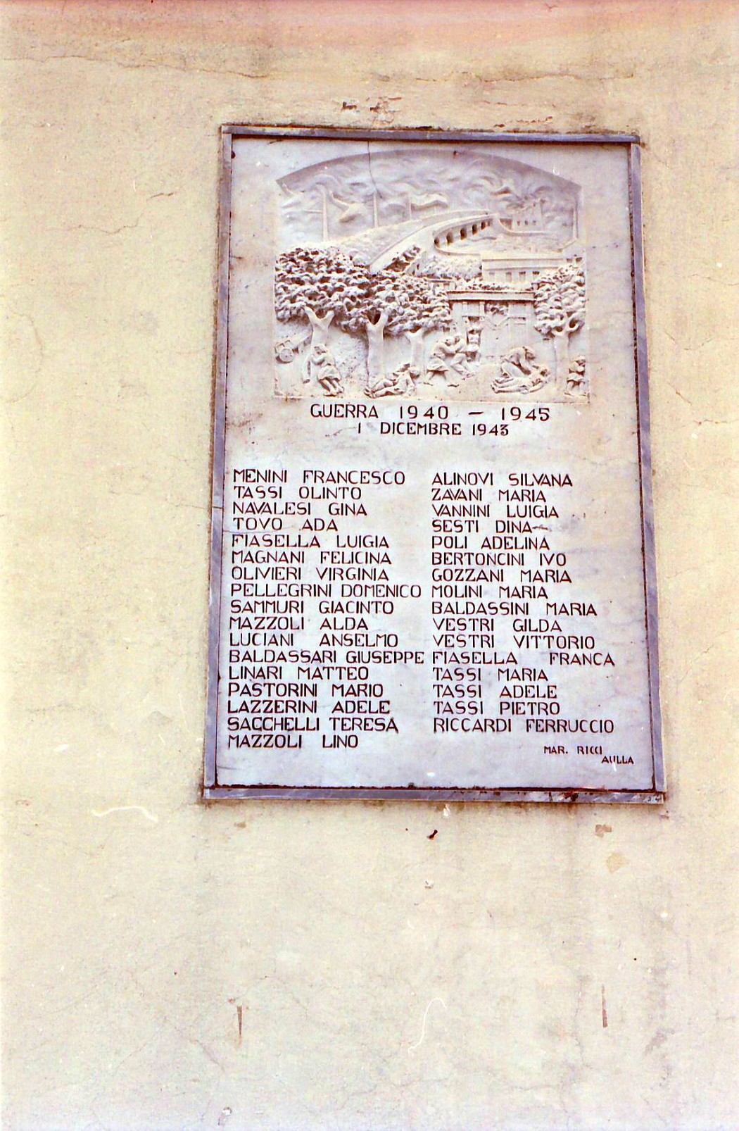 Lapide commemorativa per le vittime del bombardamento di Ragnaia, in ricordo dei tragici eventi del 1945.