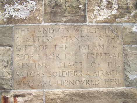 Cimitero Militare Commonwealth: luogo di riposo eterno per soldati e marinai onorati.