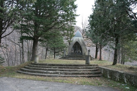 Cappella di Partina, un luogo sacro immerso nella natura, con un'architettura unica e suggestiva.