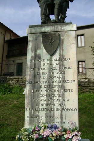 Monumento ai caduti di Sassalbo, dedicato alla memoria degli eroi che hanno sacrificato la vita per la libertà.