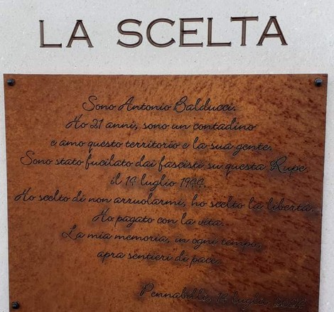 Targa commemorativa di Antonio Balducci, che narra la sua scelta di libertà e memoria.