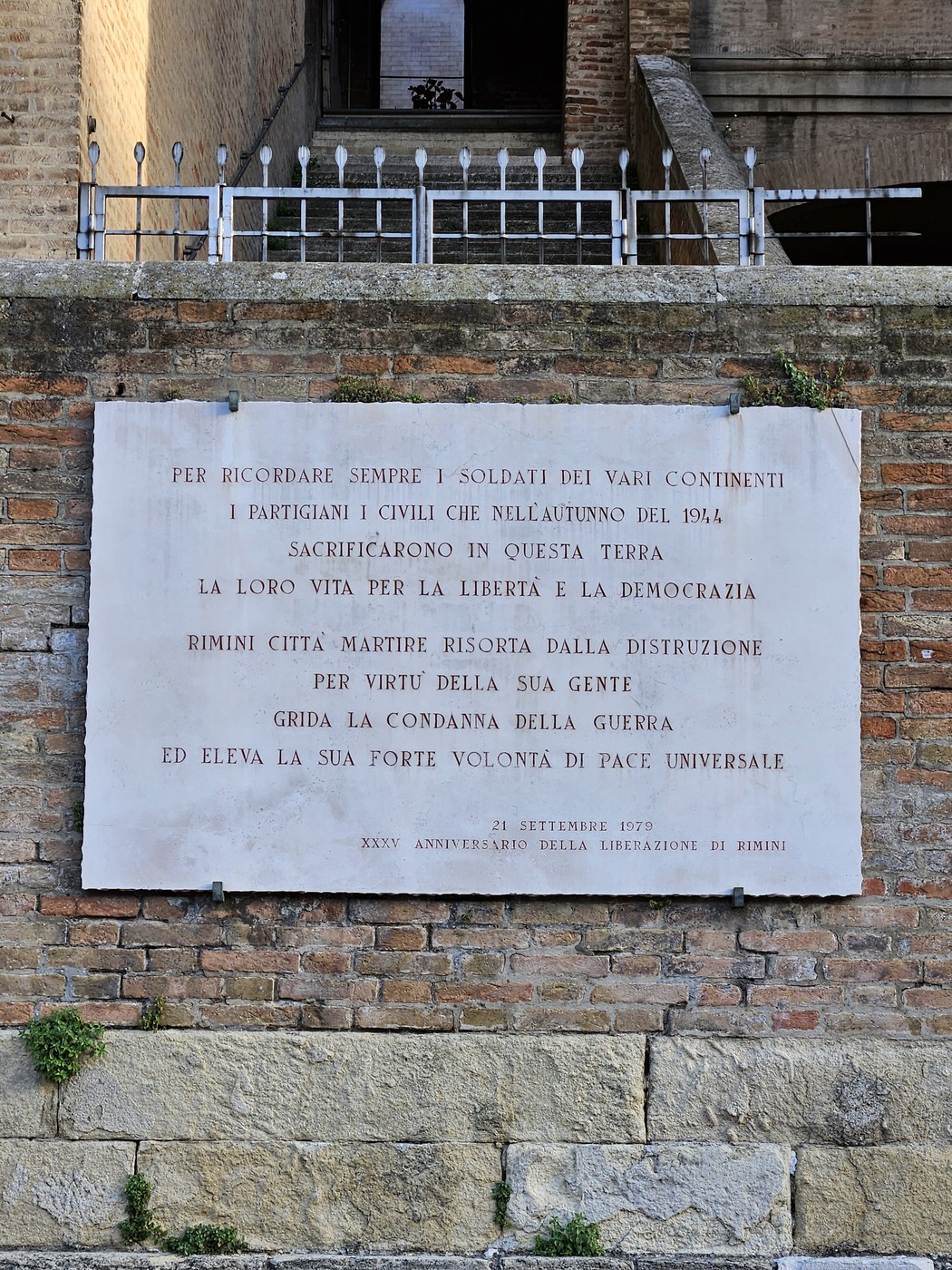 Lapide commemorativa dedicata ai soldati alleati, ai partigiani e ai civili del 1944 a Rimini.