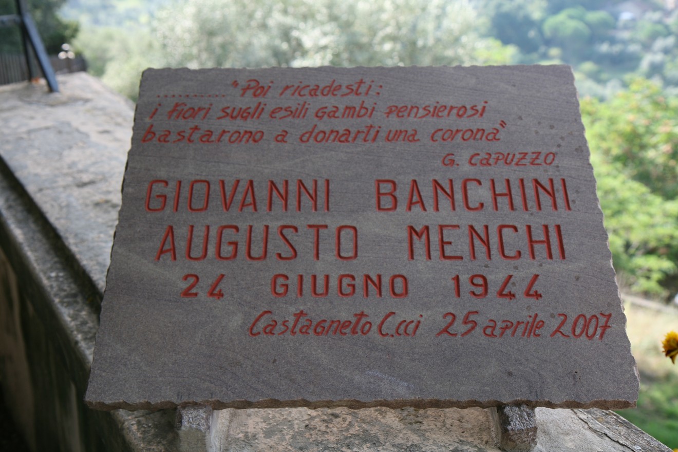 Lapide commemorativa dedicata a Giovanni Banchini e Augusto Menchi, situata a Castagneto Carducci.