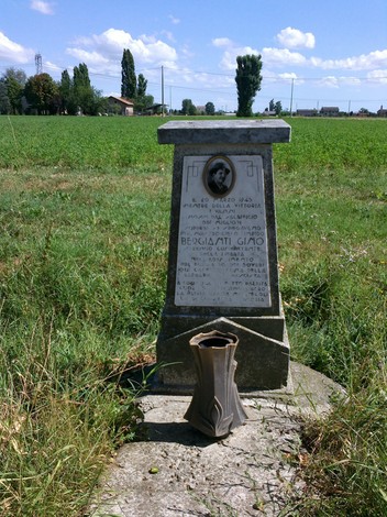 Monumento commemorativo a Bergianti, situato in un paesaggio verdeggiante.