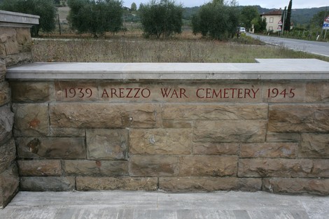 Cimitero di guerra di Arezzo, commemorazione dei caduti tra il 1939 e il 1945. Tranquillità e rispetto per i defunti.