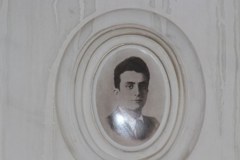 Ritratto di un partigiano incastonato in un memoriale, simbolo di resilienza e memoria storica.