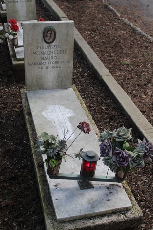 Tombe perpetue dedicate ai caduti per la Libertà, decorate con fiori e lumini in un luogo di memoria.