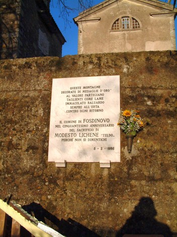 Lapide commemorativa a Lichene, dedicata al sacrificio di Modesto Lichene, in un contesto storico significativo.