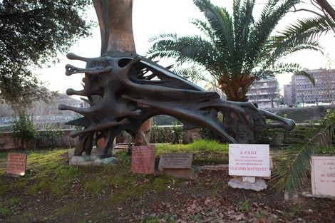 Monumento a Matteotti, scultura in bronzo che rappresenta un importante omaggio alla sua figura storica.