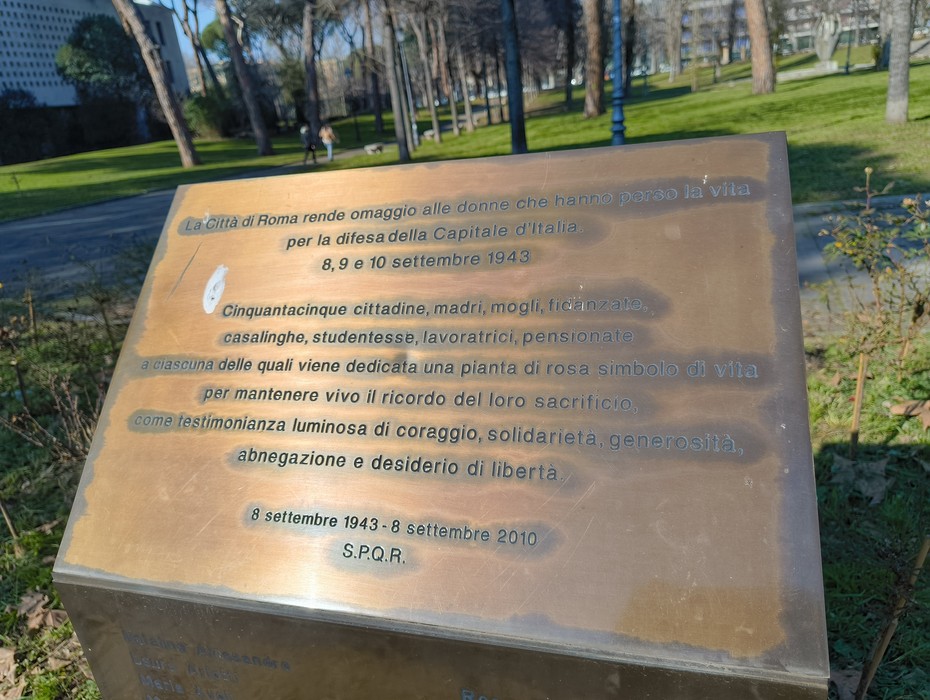 Monumento alle donne cadute per la difesa di Roma, situato in un'area verde, composto da una placca commemorativa.