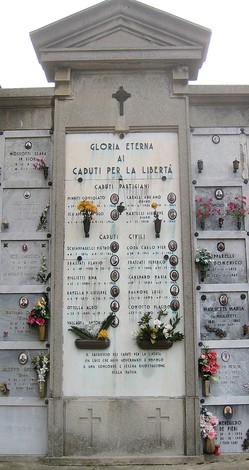 Lapide commemorativa dedicata ai caduti per la Libertà, con nomi di partigiani e civili. Omaggio alla memoria.