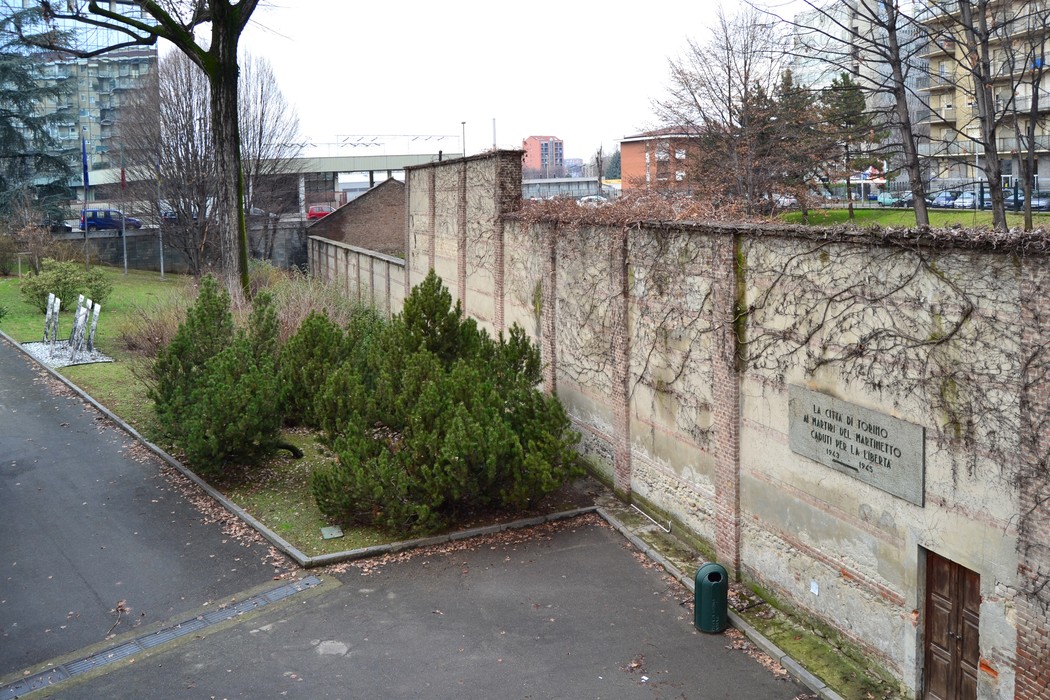 Vista del "Sacrario del Martinetto", con il muro commemorativo e un'area verde circostante.