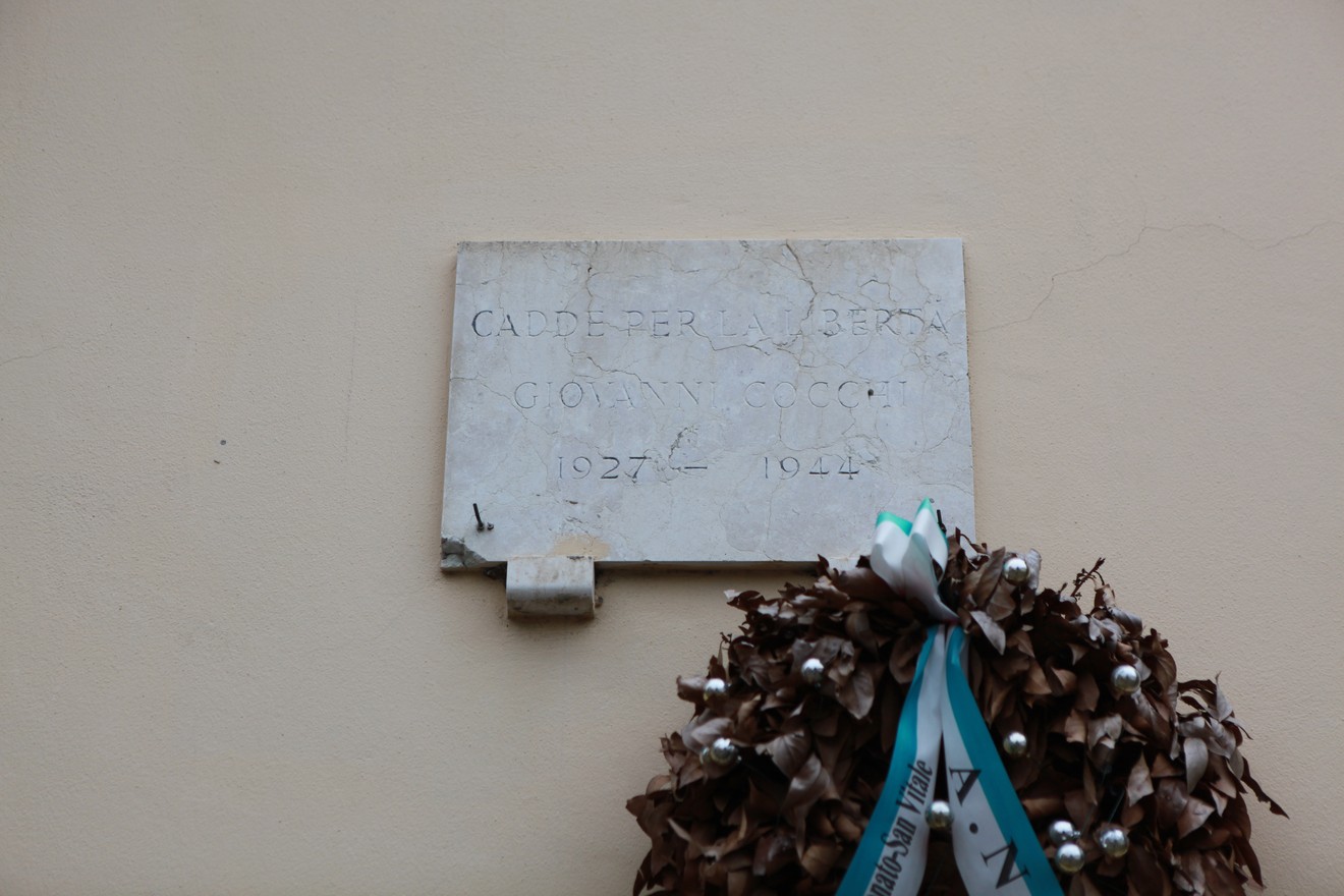 Lapide commemorativa dedicata a Giovanni Cocchi, con decorazione floreale.