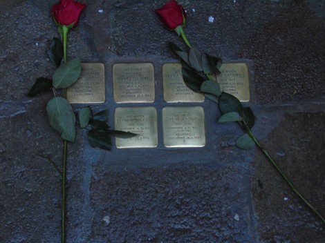 Pietre d'inciampo dedicate alla famiglia Nacamulli, con rose rosse, commemorate a Fano e Ravà.