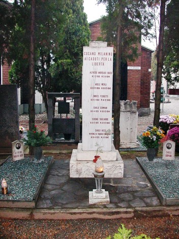 Sacrario ai caduti cusanesi, monumento commemorativo con nomi e lumini, immerso in un ambiente tranquillo e dignitoso.