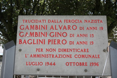 Lapide commemorativa dedicata a Baglini e ai Gambini, vittime della ferocia nazista, in un monumento di memoria.