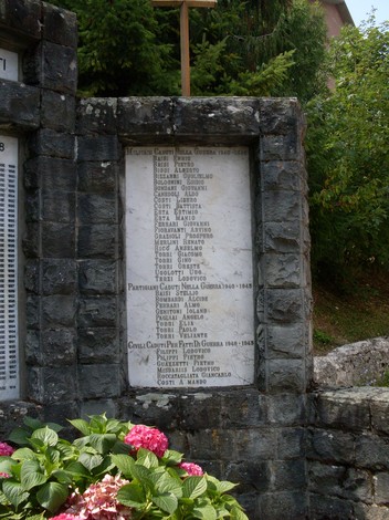 Monumento ai Caduti di Ramiseto, commemorazione dei soldati delle guerre mondiali con nomi e ricordi.