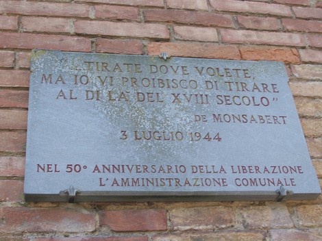 Lapide commemorativa dedicata a De Monsabert, con riferimento al 3 luglio 1944 e alla liberazione.
