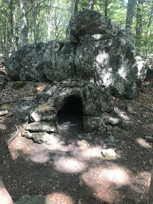 Ruderi del Campo del 7° battaglione "Ovidio Sabatini" immersi nella natura.