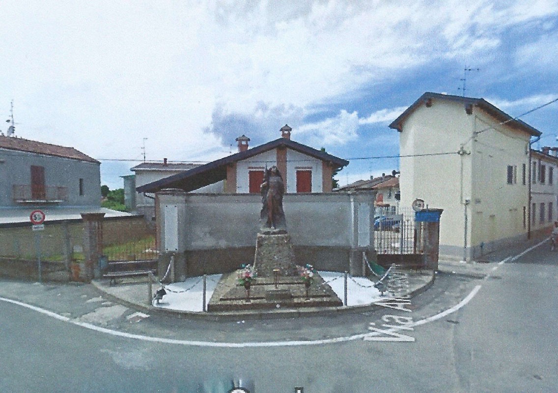 Monumento ai caduti di Albuzzano, eretto in onore dei soldati, situato all'incrocio di via Allegrini.
