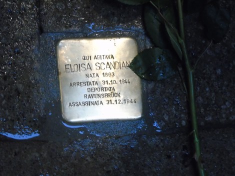 Pietra d'inciampo dedicata a Eloisa Scandiani, commemorativa di una vittima della persecuzione.