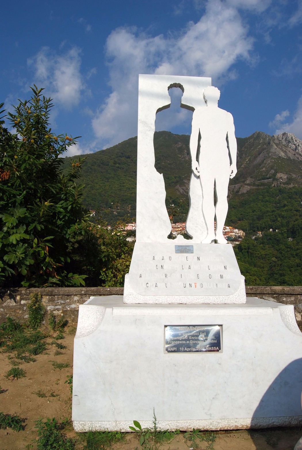 Monumento di Altagnana: scultura evocativa immersa nella natura, dedicata alla memoria e alla cultura locale.