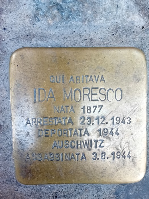 Pietra d'inciampo in ottone incassata nel selciato, con iscrizione dedicata a Ida Moresco.