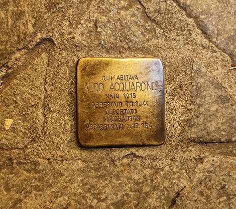 Pietra d'inciampo dedicata ad Aldo Acquarone, con date significative della sua vita e persecuzione.