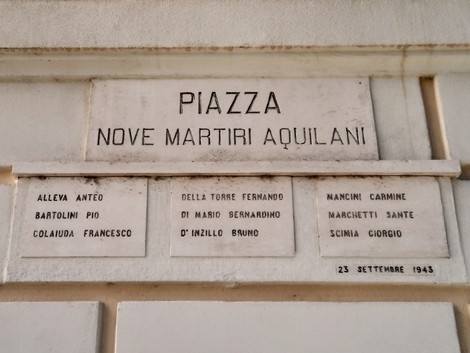 Lapidi commemorative dei Nove Martiri, situate in una piazza dedicata, ricordano i caduti.