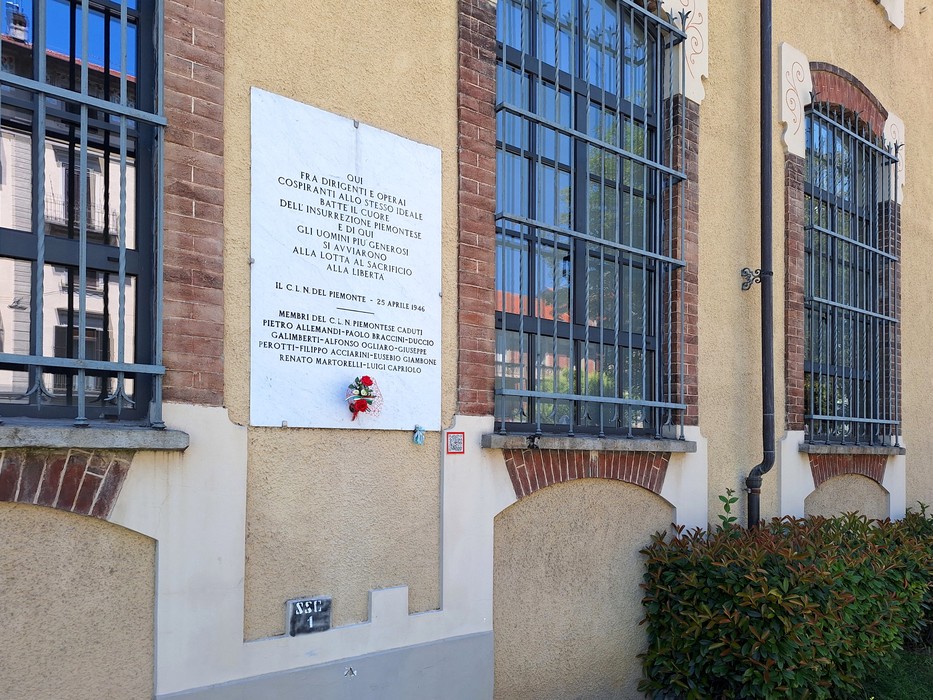 Lapide commemorativa dedicata al Comitato di Liberazione Nazionale piemontese su un edificio storico.