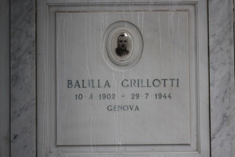 Sacrario dei partigiani di Torbella con lapide in marmo e fotografia commemorativa.