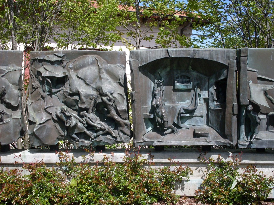 Monumento alle Donne della Resistenza, commemorazione artistica dedicata al coraggio e al sacrificio delle donne.