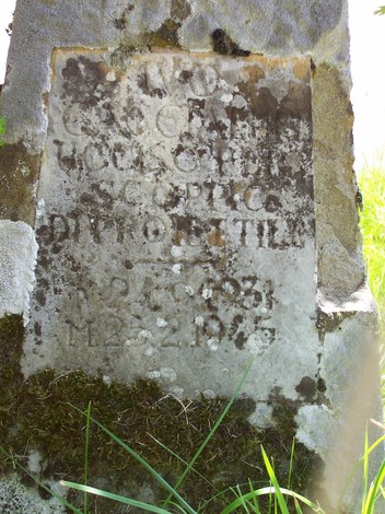Cippo commemorativo a Caccialupi, recante iscrizioni storiche e naturali circostanti.