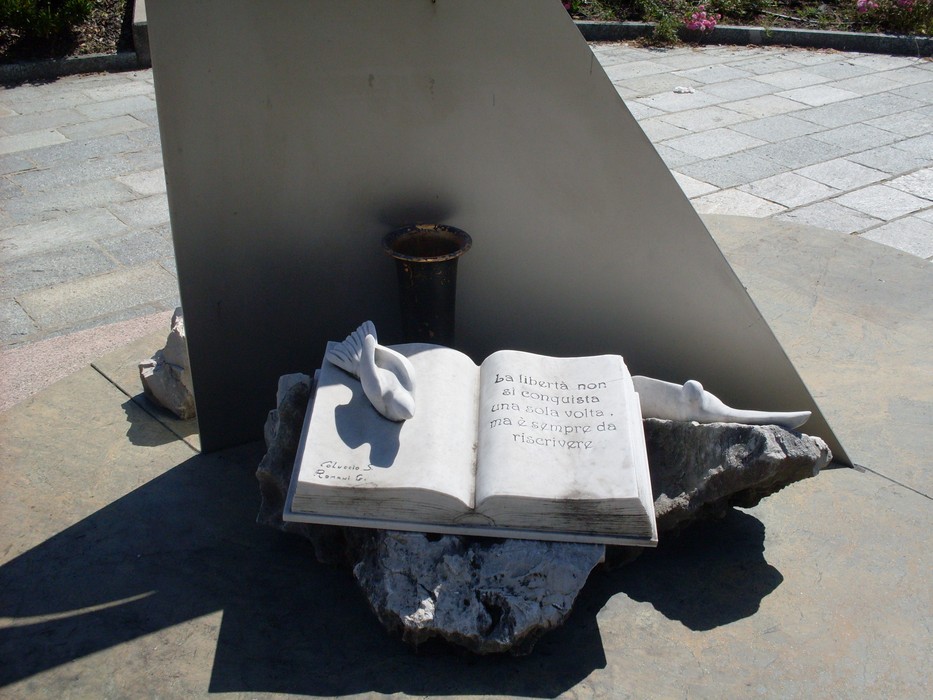 Monumento ai Caduti di Puianello, commemorazione con sculture che simboleggiano la memoria e il sacrificio.