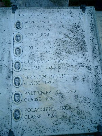 Monumento ai caduti di Quarantoli, commemorativo con nomi su una lastra di pietra.