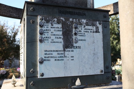 Sacrario ai caduti con nomi incisi su placca commemorativa, omaggio ai desaparecidos e ai sacrifici per la patria.
