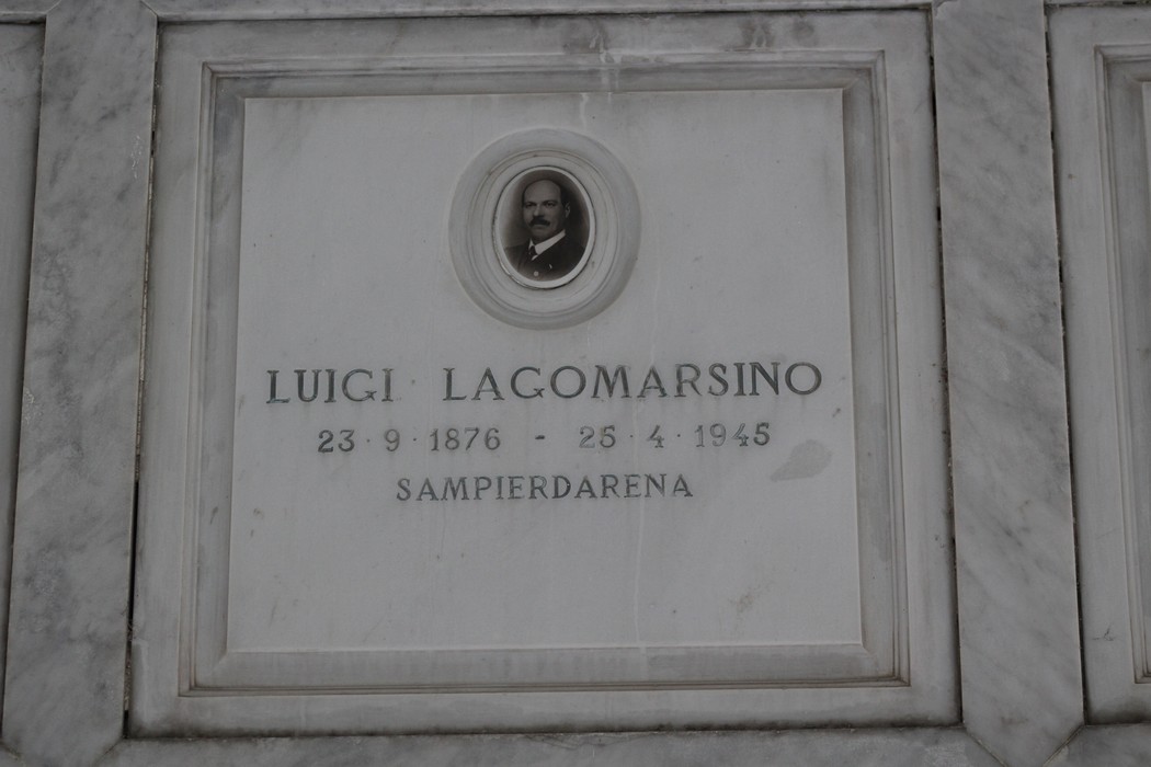 Sacrario dei partigiani di Torbella, commemorazione dei caduti con nome e date incise sulla lapide.