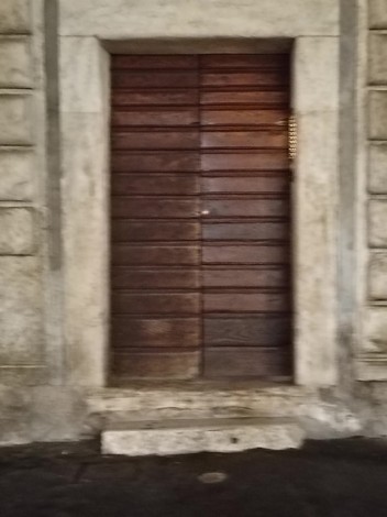 Porte in legno di una storica costruzione a Sonnino, evidenziando l'architettura locale e il suo fascino.