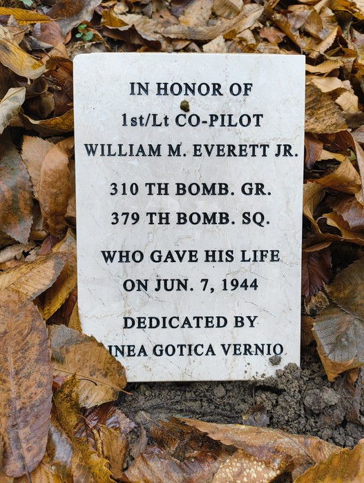 Monumento commemorativo per l'equipaggio del B25J, in onore dell'1° tenente William M. Everett Jr.