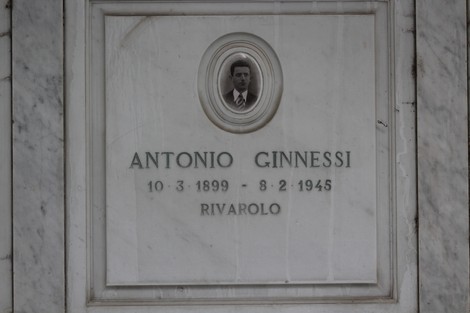 Sacrario dei partigiani di Torbella con lapide commemorativa di Antonio Ginnessi.