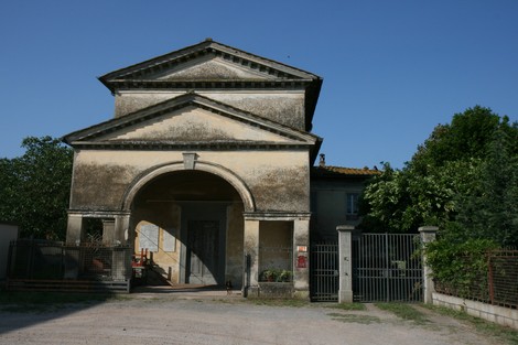 Lapide di Capannone: edificio storico con architettura caratteristica, circondato da verde.