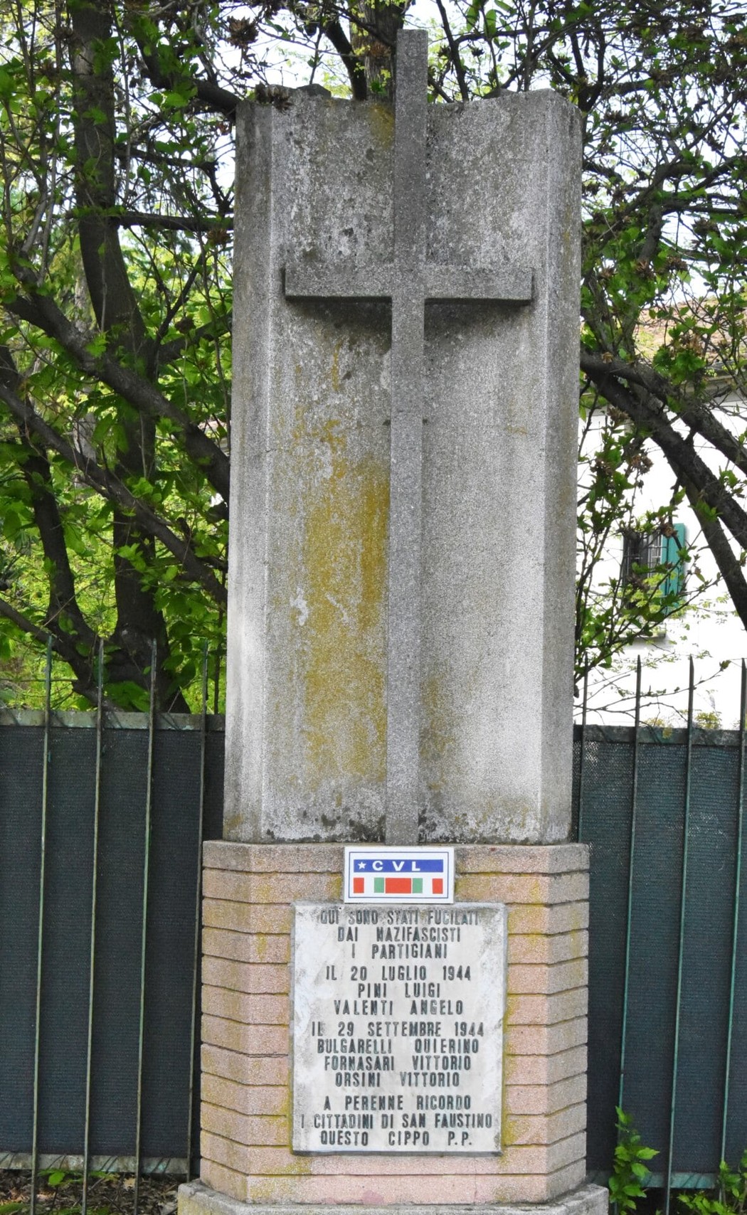 Monumento commemorativo dedicato ai martiri antifascisti, eretto nel 1944.