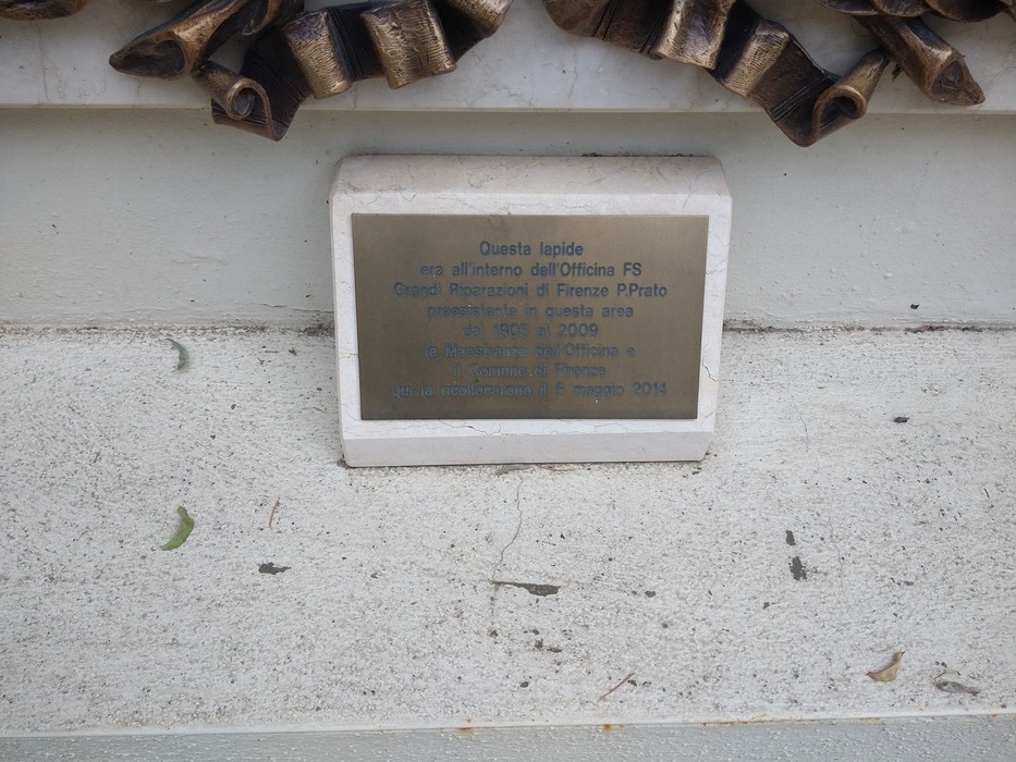 Lapide commemorativa in onore dei ferrovieri caduti, situata a Firenze Prato.
