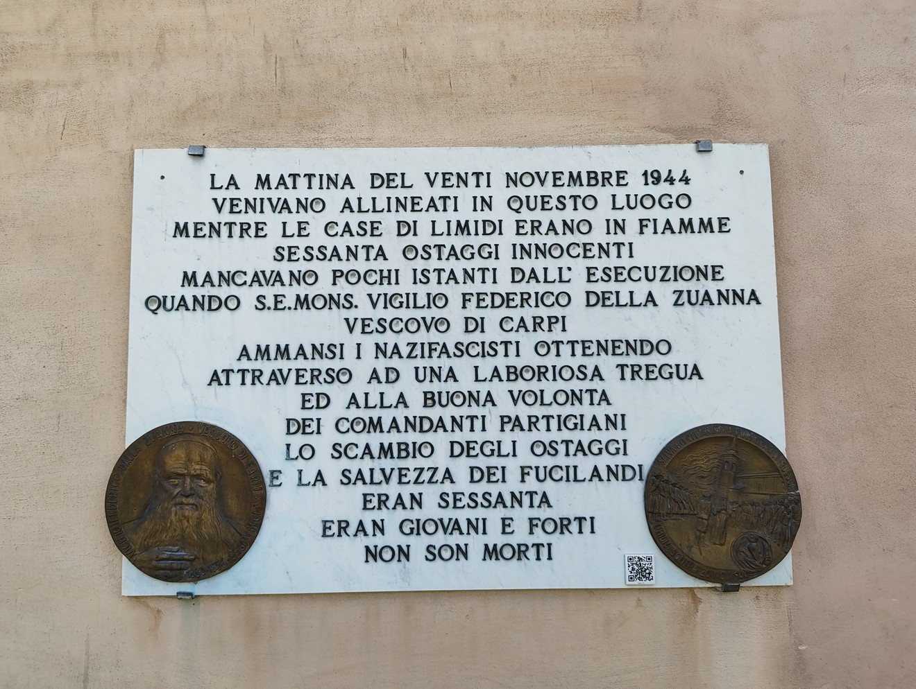 Lapide commemorativa che ricorda gli ostaggi liberati, con incisioni e un contesto storico significativo.